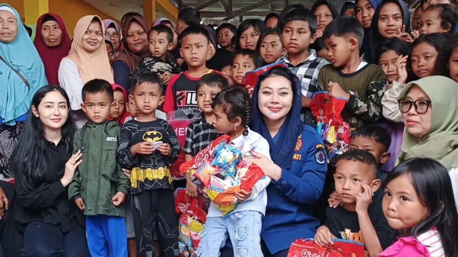 Bupati Brebes Paramitha Bagikan Baju Lebaran untuk Anak Korban Tanah Bergerak di Sirampog