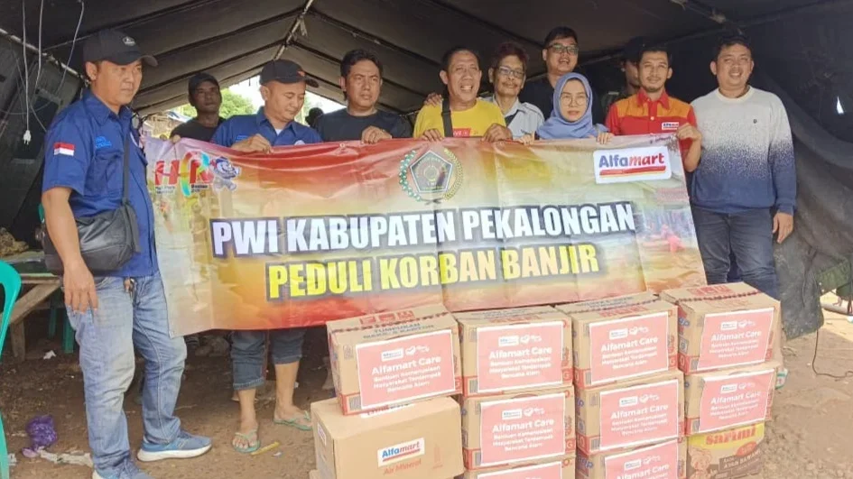 27 Hari Banjir, Ratusan Warga Tirto Masih Mengungsi, PWI Pekalongan dan Alfamart Salurkan Bantuan