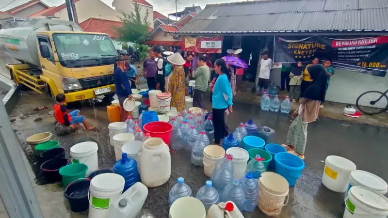 Warga Muarareja Tegal Rela Kehujanan Demi Air Bersih
