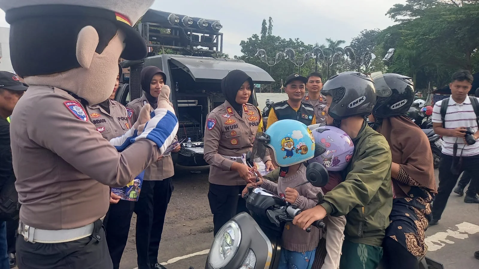Satlantas Polres Tegal Ajak Pengunjung Alun- Alun Hanggawana Senam Bersama