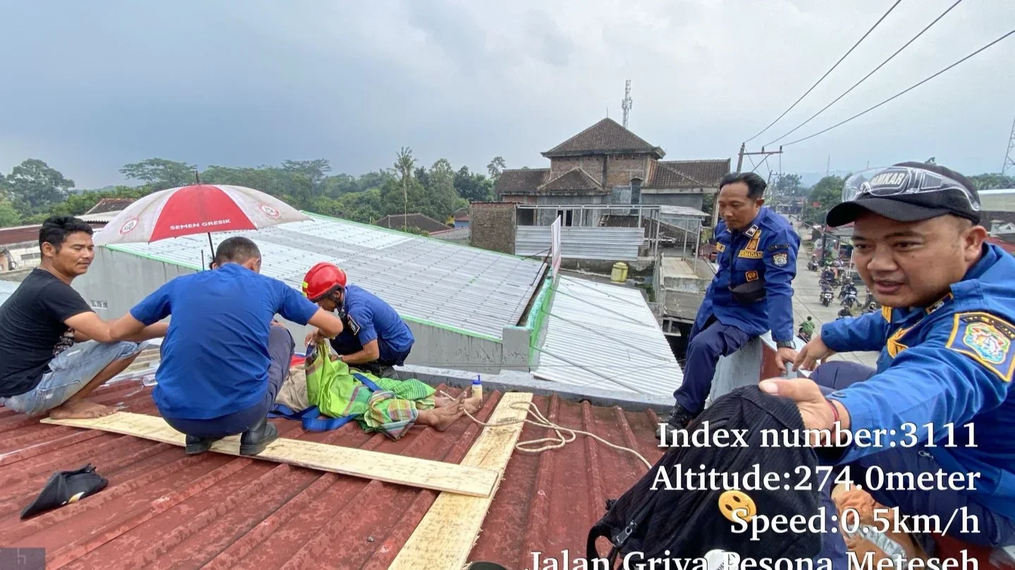 Tersengat Listrik Saat Mengecat, Pekerja Terpental dari Lantai Dua di Boja Kendal