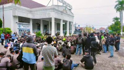 Mahasiswa Tegal Gelar Aksi Damai di DPRD, Tuntut Realisasi Dana Pendidikan 20 Persen APBN