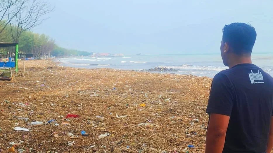 Pantai Pulo Komodo Tegal Dipenuhi Sampah Sebulan Terakhir, Kunjungan Wisatawan Menurun