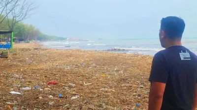Pantai Pulo Komodo Tegal Dipenuhi Sampah Sebulan Terakhir, Kunjungan Wisatawan Menurun