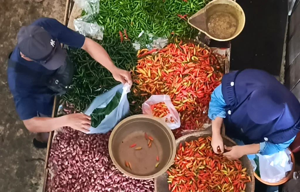 Aktivitas Pasar Seng Bumiayu, Kabupaten Brebes. Jelang Ramadan harga cabai merangkak naik.