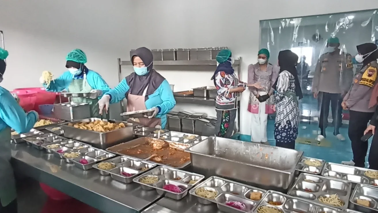 Ketua Bhayangkari Jateng Tinjau SPPG Polres Kendal, Pastikan 1.605 Porsi Makan Bergizi Gratis Sesuai Standar