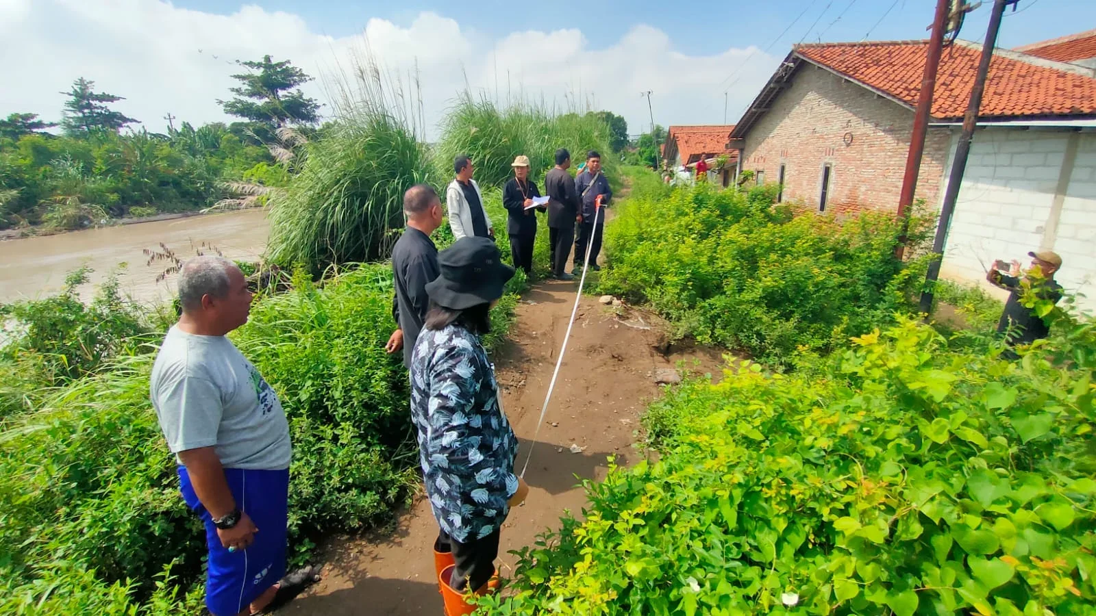Petugas Balai PSDA Pemali Comal, menginventarisir usulan pembuatan tanggul Sungai Ketiwon, dari warga RW 09 Kelurahan Panggung, Tegal, Kamis 5 Februari 2026.