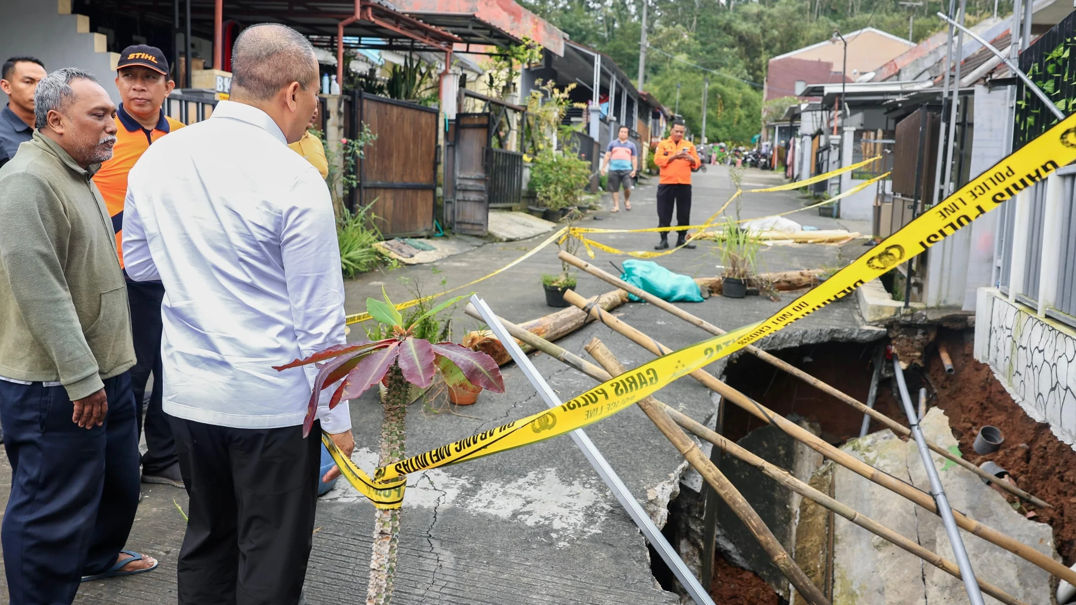 Tinjau Tanah Amblas di Ungaran, Gubernur Ahmad Luthfi Instruksikan Dinsos dan PUPR Segera Bertindak
