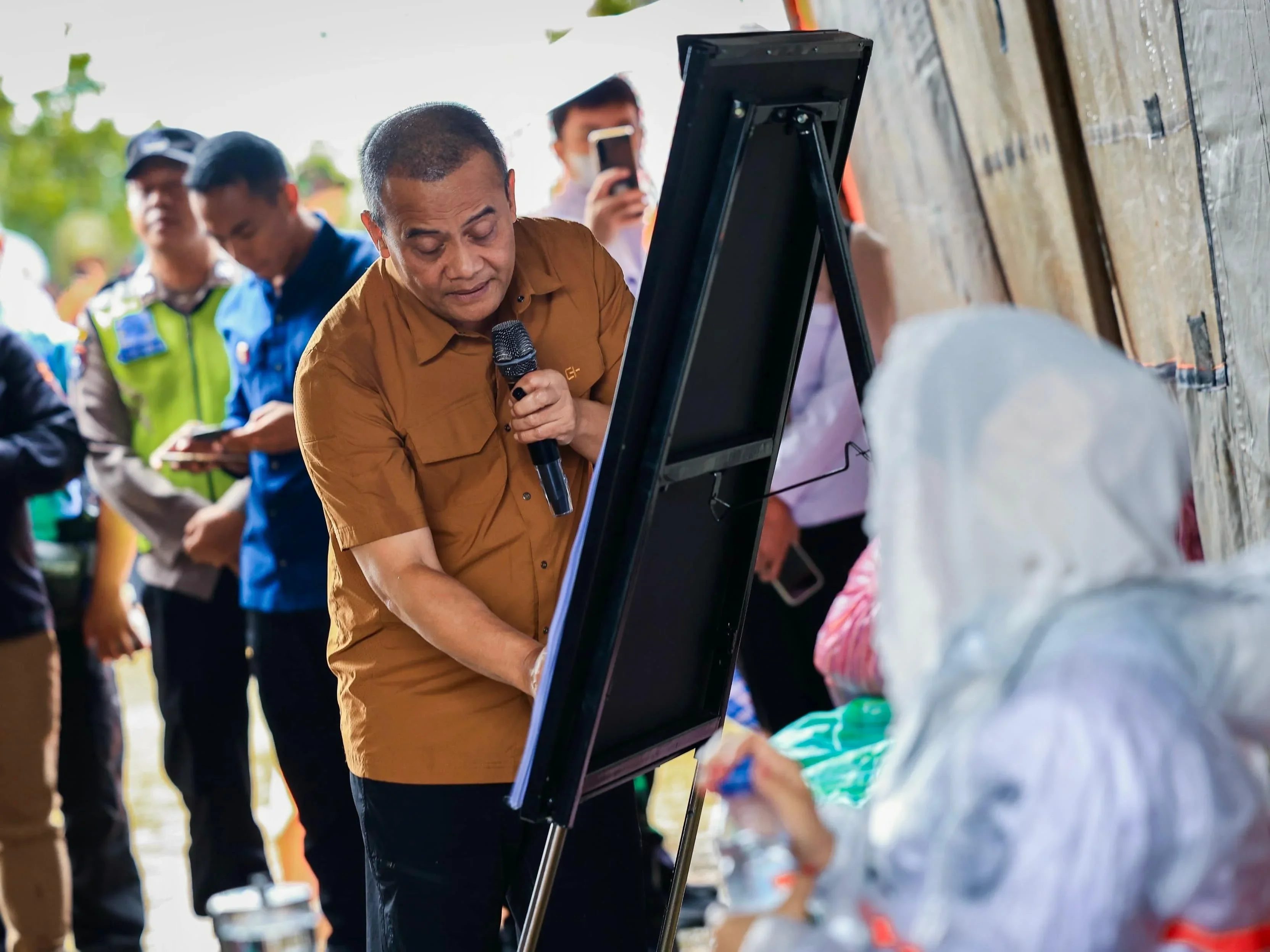 Warga Tanah Gerak di Brebes Mengungsi, Gubernur Ahmad Luthfi Percepat Huntara dan Relokasi