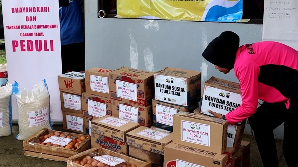 Bhayangkari Cabang Tegal menyalurkan bantuan sosial kepada warga Desa Padasari yang terdampak bencana tanah bergerak sebagai wujud kepedulian dan solidaritas.