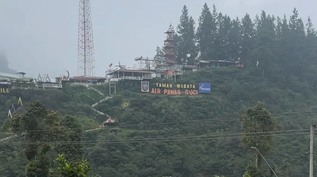 Prakiraan Cuaca Wisata Guci Tegal Hari Ini 22 Februari 2026, Waspadai Hujan Angin dari Pagi Hingga Malam