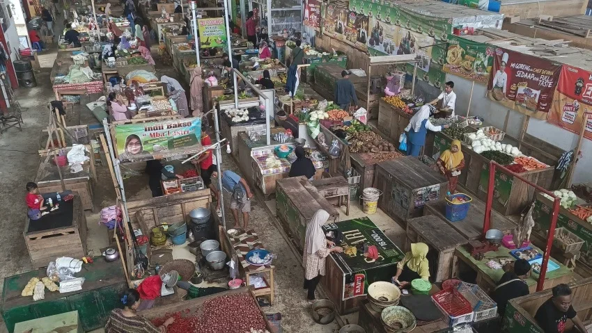 Aktivitas pedagang di Pasar Seng Bumiayu, Kabupaten Brebes.
