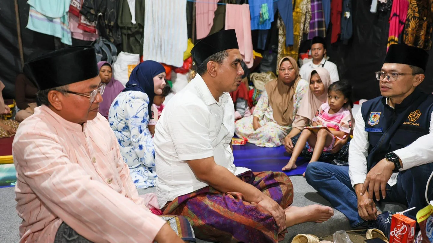Wakil Gubernur (Wagub) Jawa Tengah, Taj Yasin Maimoen mengunjungi pengungsi korban tanah gerak di pondok pesantren Al Adalah 2 dan posko pengungsian warga di Desa Padasari, Jatinegara, Kabupaten Tegal pada Selasa, 17 Februari 2026 malam.