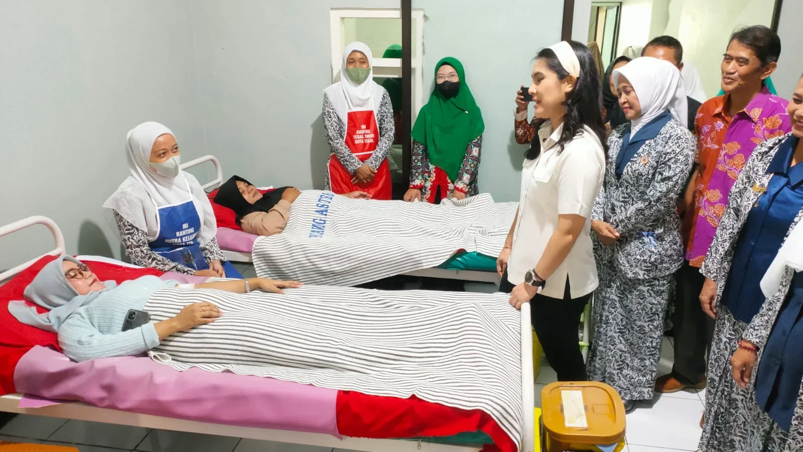 Wakil Menteri Kependudukan dan Pembangunan Keluarga, Isyana Bagoes Oka, memberikan edukasi kepada ibu-ibu yang telah menerima layanan implan KB di Gedung IBI Kota Tegal, Minggu 15 Februari 2026.