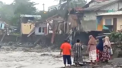 Sungai Keruh Banjir Besar Lagi, Rumah Roboh hingga Ratusan KK Terisolasi