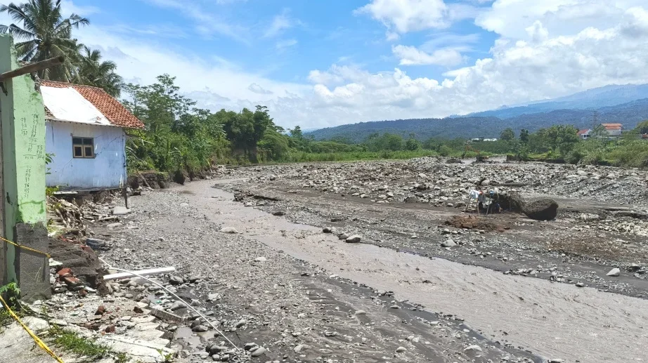 Korban Banjir Sungai Keruh Bumiayu Minta Pemkab Brebes Tambah Alat Berat