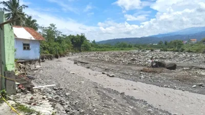 Korban Banjir Sungai Keruh Bumiayu Minta Pemkab Brebes Tambah Alat Berat