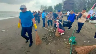 Tindaklanjuti Arahan Presiden, Dedy Yon Pimpin Aksi Bersih Pantai