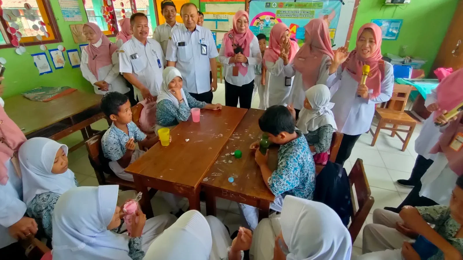 Kepala Dinas Kesehatan Kota Tegal, M Zaenal Abidin, memantau para siswa SD Negeri Mintaragen 3, saat meminum obat cacing melalui program Pemberian Obat Pencegahan Massal, Rabu 4 Februari 2026.