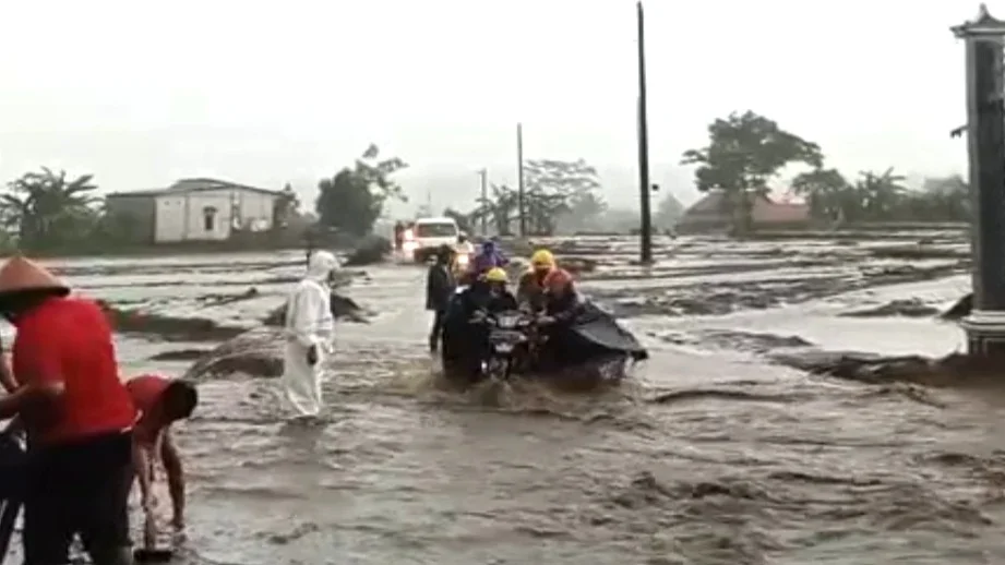 Sungai Keruh Banjir Lagi, Jalan Utama Desa Adisana Brebes Kembali Terendam