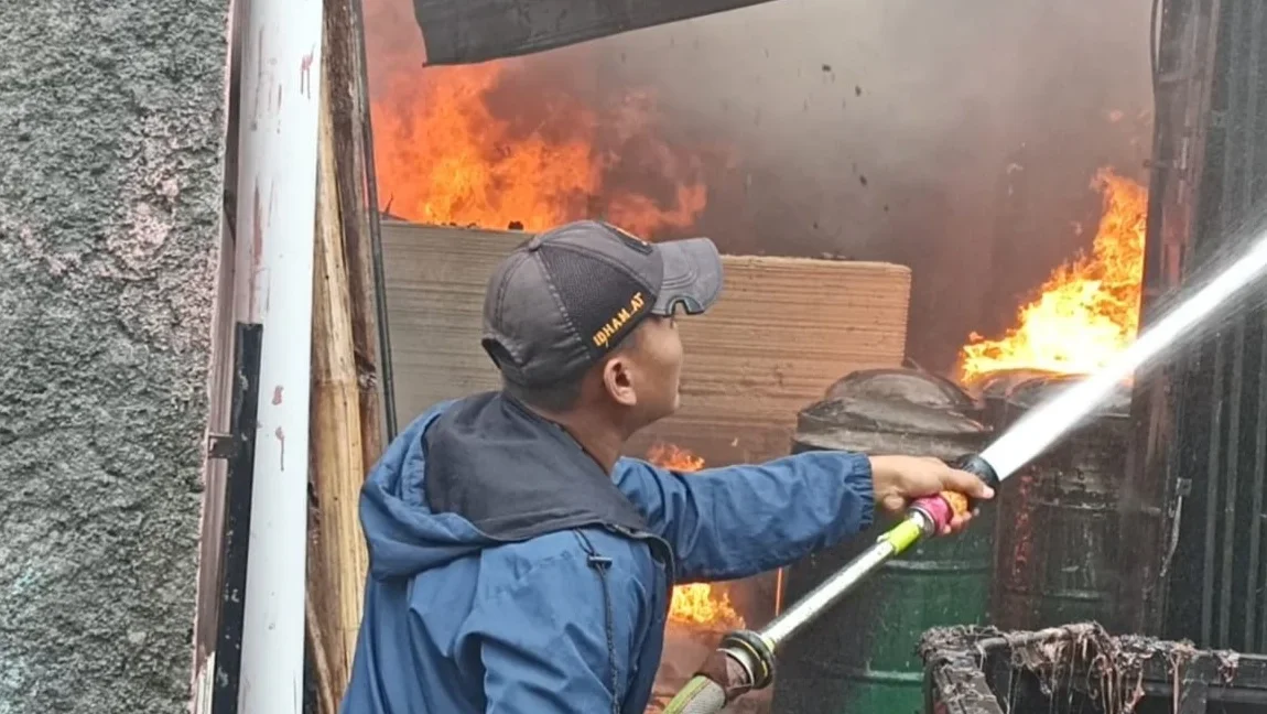 Gudang Gipsum dan Tiner di Kendal Terbakar, Pejaga Gudang Dilarikan ke RSUD Karena Luka Bakar