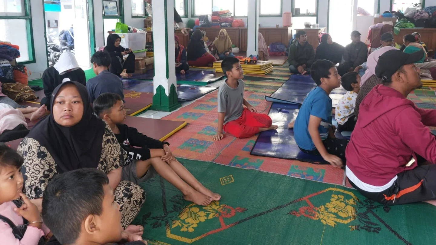 Pengungsi dampak banjir bandang di Kantor Kecamatan Pulosari Kabupaten Pemalang, Jumat 30 Januari 2026/ARSIP/PUSKAPIK/ERIKO 