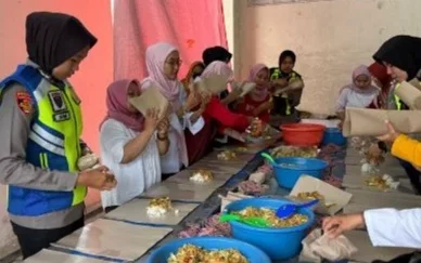 Puluhan Polwan Polres Pekalongan Turun ke Dapur Umum, Bantu Korban Banjir