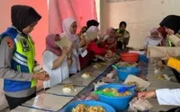 Puluhan Polwan Polres Pekalongan Turun ke Dapur Umum, Bantu Korban Banjir