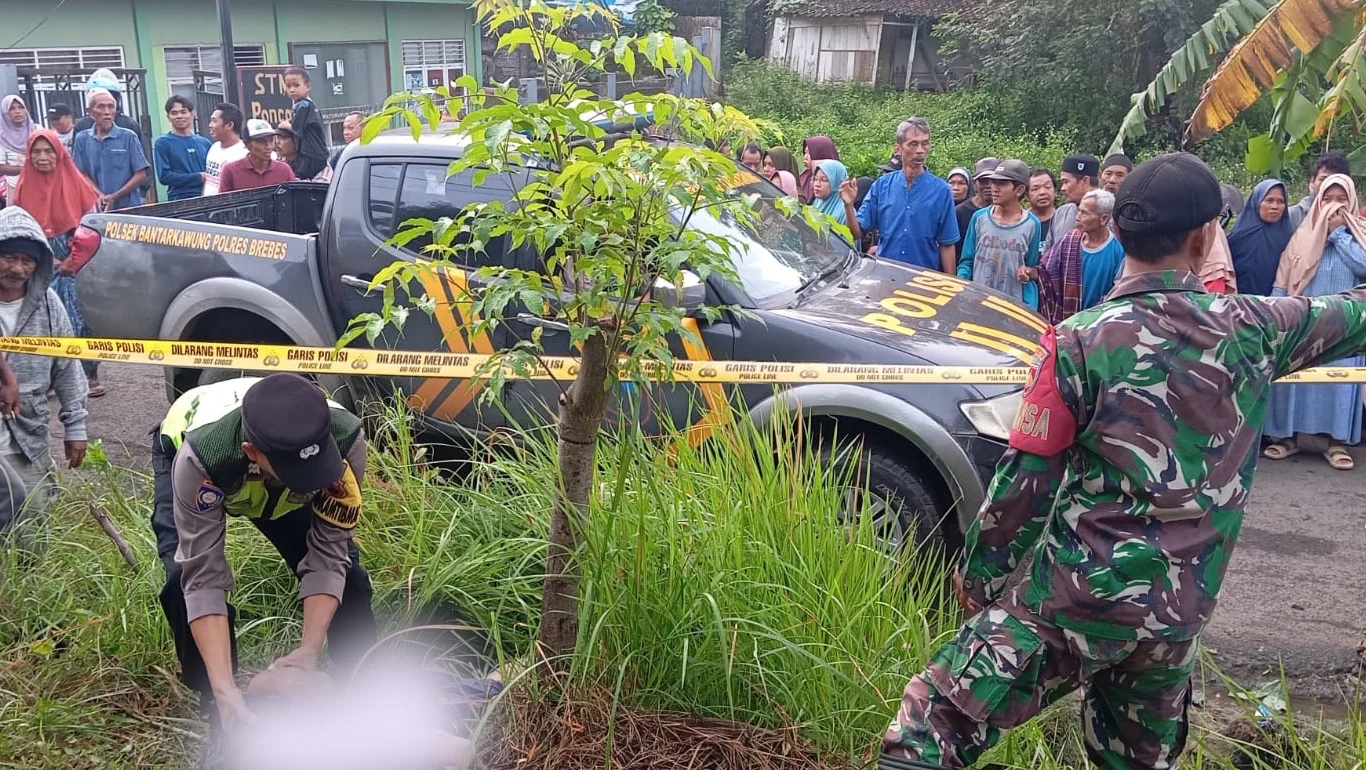 Petugas evakuasi jenazah FS yang ditemukan meninggal di area TPU Bangbayang, Kecamatan Bantarkawung, Kabupaten Brebes.
