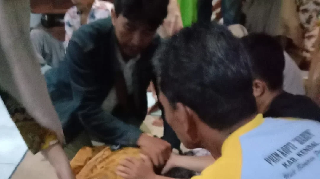Jenasah korban diperiksa tim puskesmas Patebon dan Polsek Kota Kendal. edhot