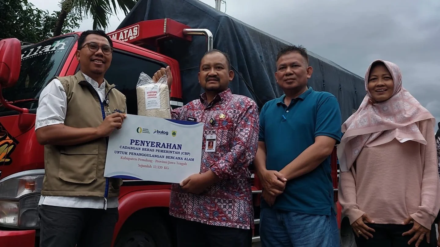 Bulog Salurkan Belasan Ton Beras untuk Korban Banjir Bandang di Pemalang
