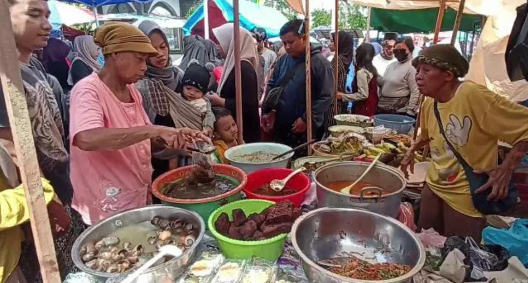 Digelar Dua Hari, Tradisi Tukudher Kaliwungu Kembali Dipadati Warga yang Berburu Makanan