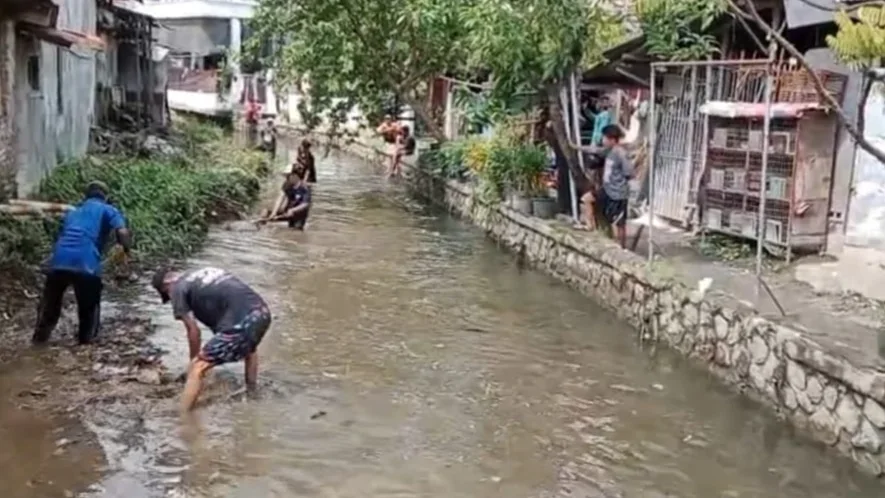 Sejumlah warga Desa Pesarean, Kecamatan Adiwerna, Kabupaten Tegal normalisasi Sungai Jembangan di desa tersebut, baru-baru ini. (Dok)