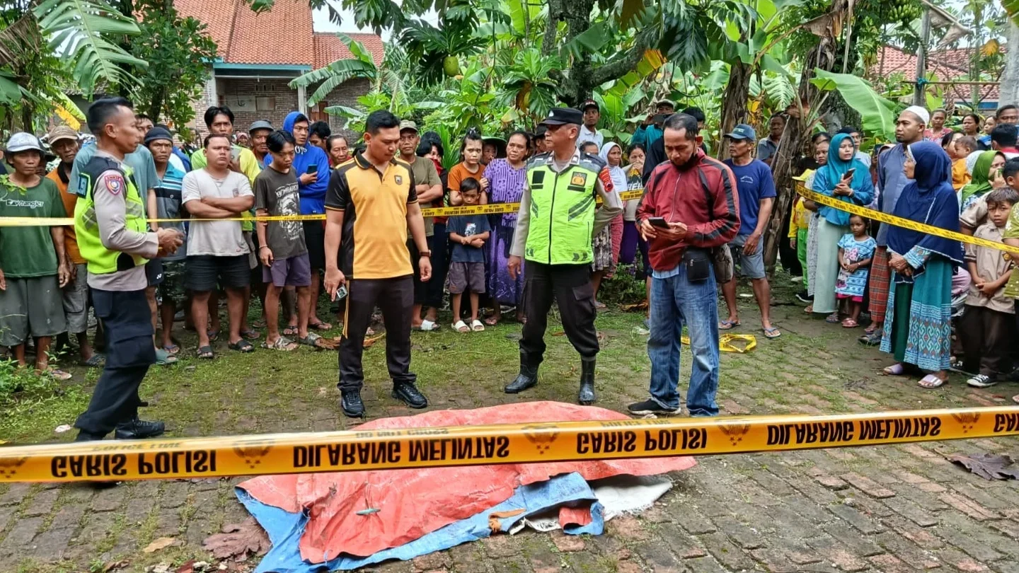 Warga menemukan jasad pria paruh baya di aliran irigasi Dusun Peron, Kelurahan Petarukan, Pemalang, Jumat pagi sekitar pukul 07.00 WIB.