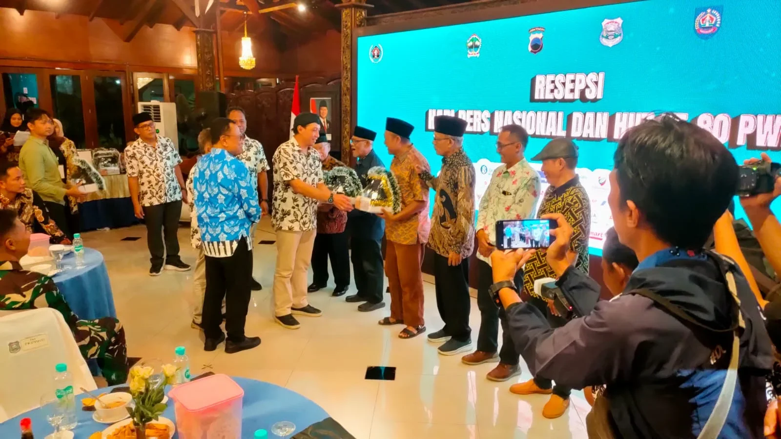 Ketua PWI Jateng, Setiawan Hendra Kelana, memberikan bingkisan kepada wartawan senior di Kota Tegal, Sabtu malam 14 Februari 2026.