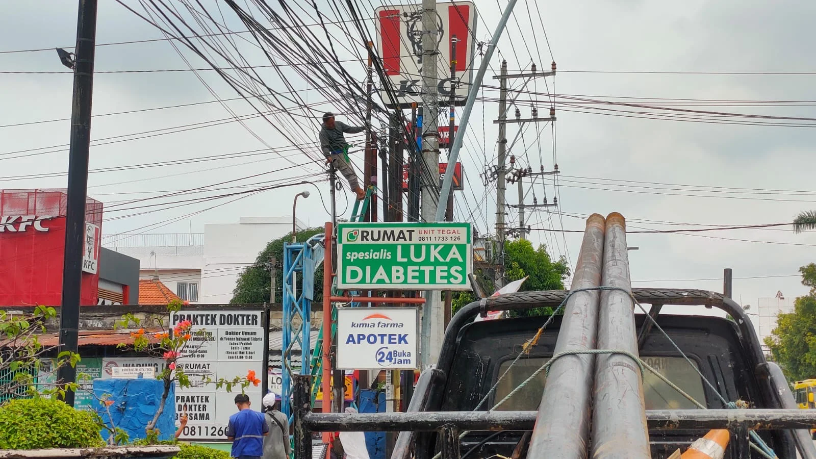 Delapan Provider Ditertibkan, Kabel Udara Simpang Maya Tegal Dipangkas