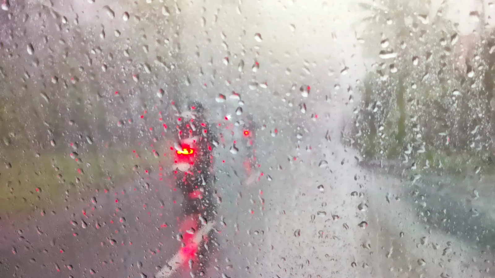 Ilustrasi hujan dengan intensitas ringan.