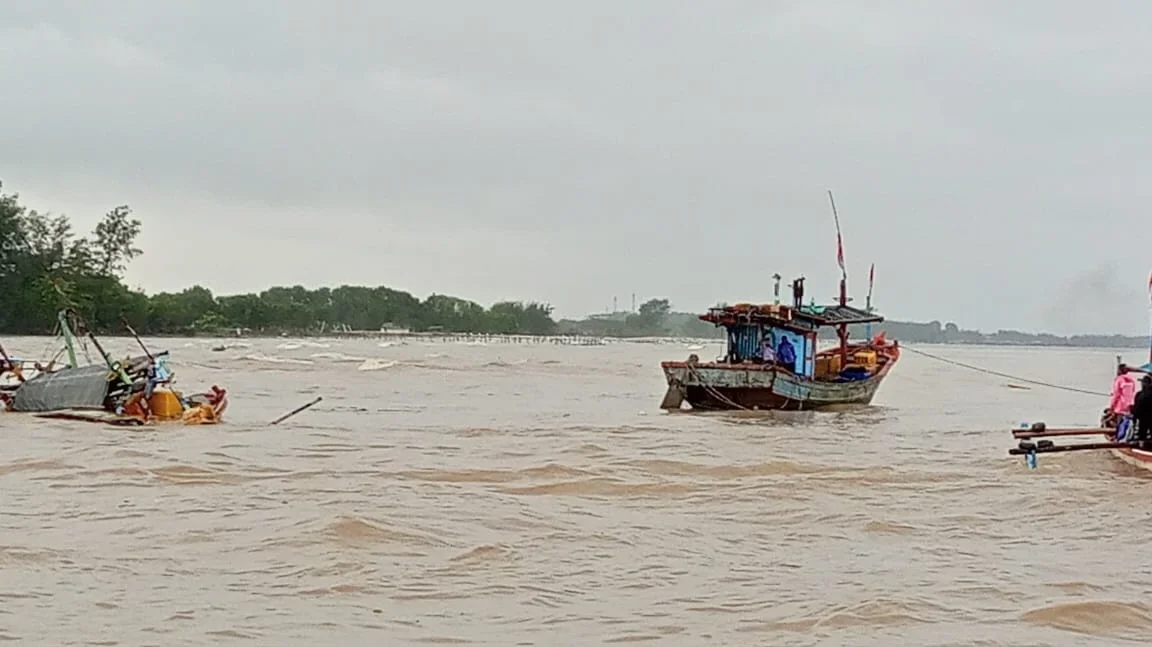 Arus Sungai Mengganas, Belasan Kapal Nelayan Asemdoyong Pemalang Tenggelam