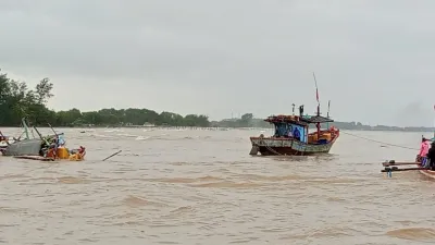 Arus Sungai Mengganas, Belasan Kapal Nelayan Asemdoyong Pemalang Tenggelam