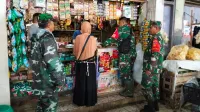 Pastikan Harga Sembako Stabil, Anggota TNI di Pemalang Pantau Pasar