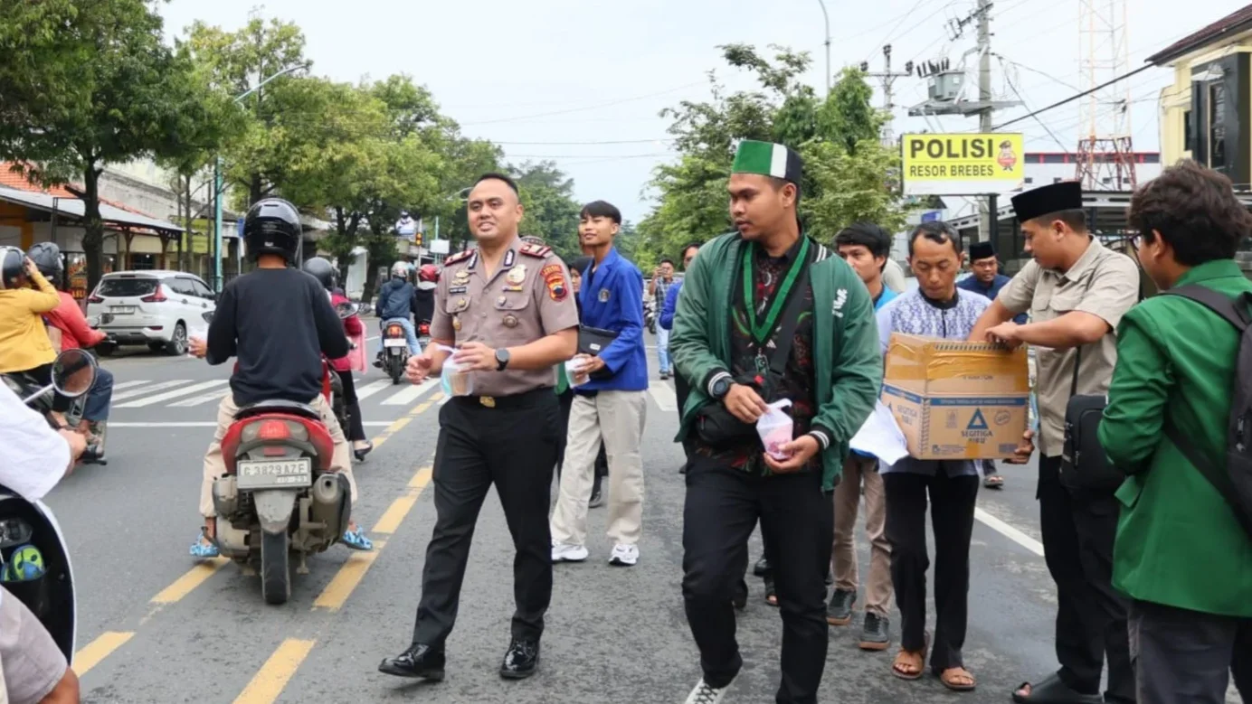 Polisi dan Mahasiswa di Brebes Bagikan Takjil Untuk Buka Puasa