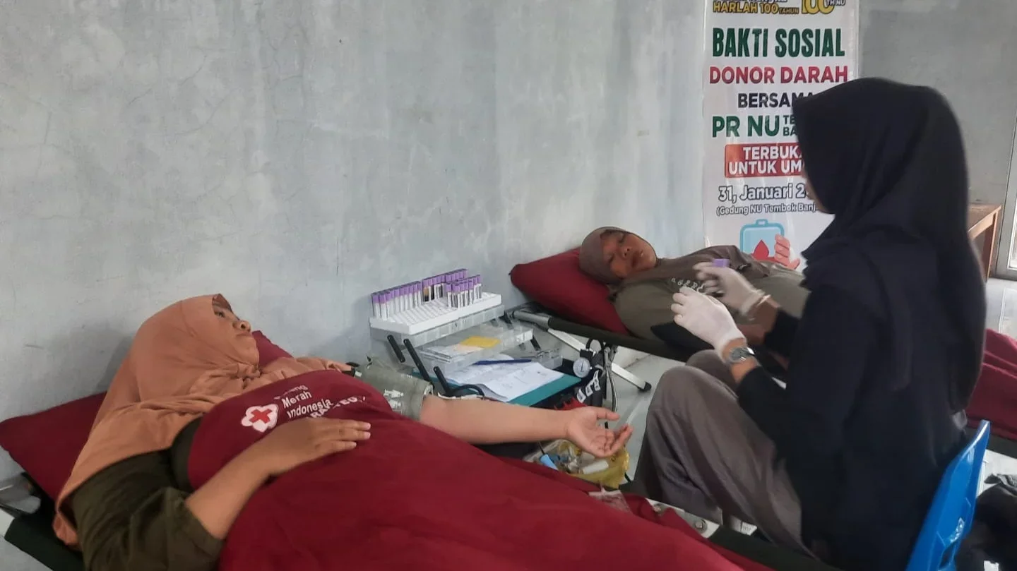 Salah seorang warga melakukan pemeriksaan kesehatan sebelum donor darah.