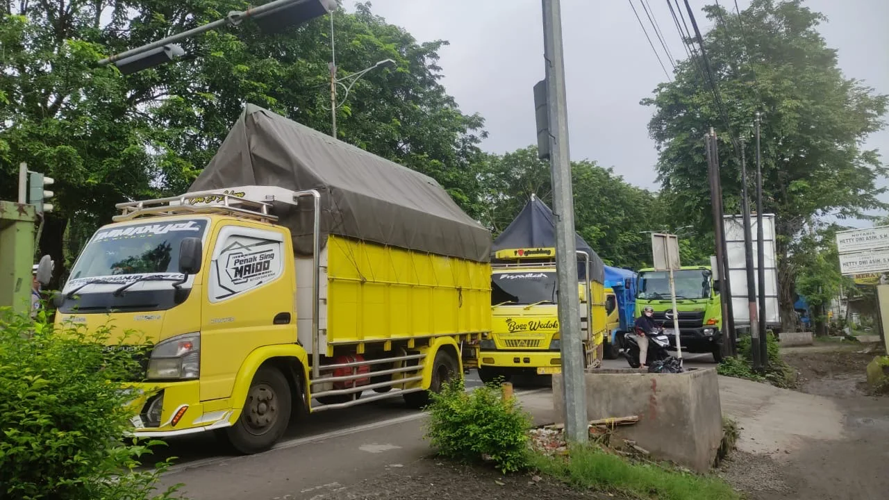 Demi Aman Pagi Hari, Truk Ditertibkan di Pantura Kendal