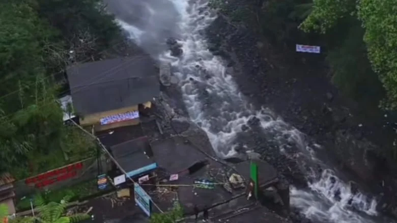 Prakiraan Cuaca Wisata Guci Tegal Hari Ini 3 Februari 2026, Waspadai Hujan Sedang Pukul 13.00-15.00 WIB