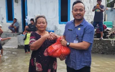 Lurah Sugihwaras Pemalang Door to Door Salurkan Sembako ke Korban Banjir