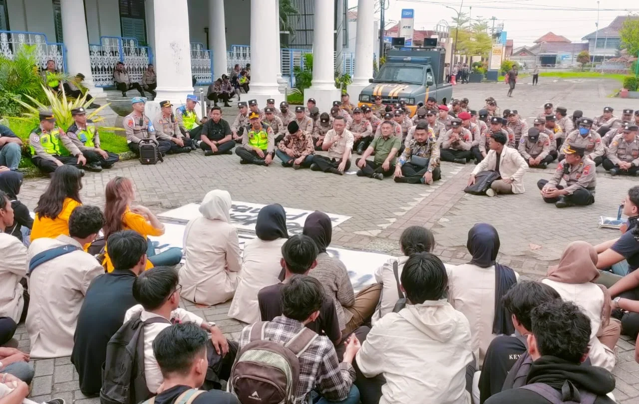 Gelar Aksi di DPRD, Mahasiswa Tegal Soroti MBG hingga Reformasi Polri