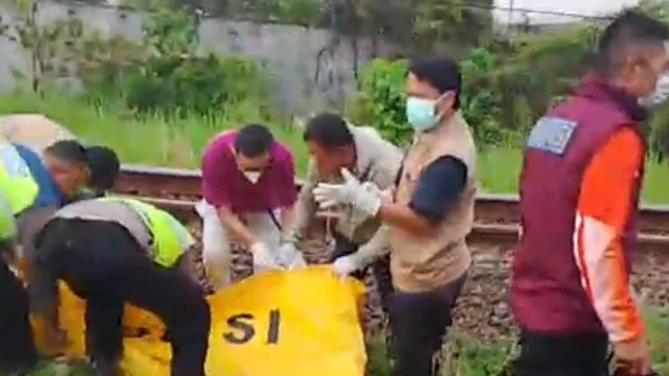 Tiga remaja putri tewas mengenaskan setelah tertabrak kereta api saat diduga bermain dan berswafoto di atas rel, Sabtu (21/2/2026) pagi.