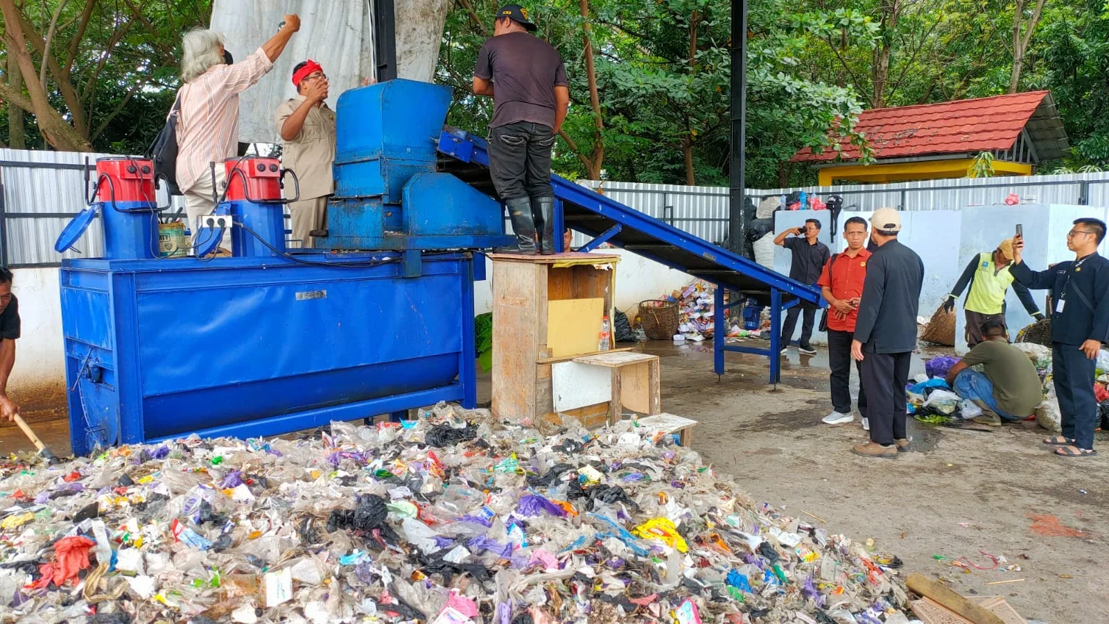 Profesor Kyoto University Ungkap Ancaman Sampah Plastik Global di Kota Tegal