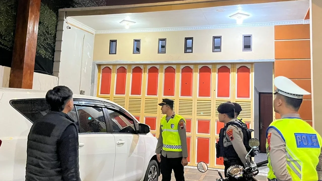 Polres Pekalongan memperketat pengamanan di Jalan Sidodadi Indah, Kedungwuni Timur, pascainsiden penembakan oleh OTK yang menyasar rumah warga.