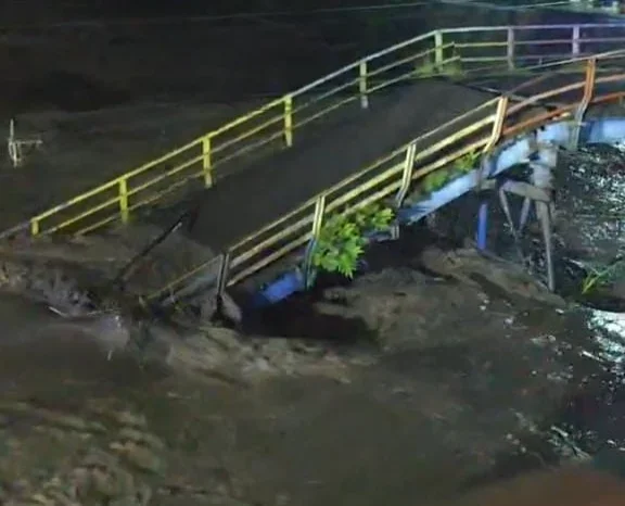 Breaking News, Jembatan Lama Ekoproyo Tegal Ambruk, Pondasi Tergerus Banjir Sungai Gung